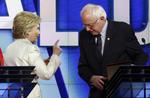 Snak. Hillary Clinton havde et eller andet at fortælle Bernie Sanders i en af pauserne under debatten. 