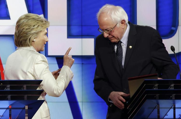 Snak. Hillary Clinton havde et eller andet at fortælle Bernie Sanders i en af pauserne under debatten. 