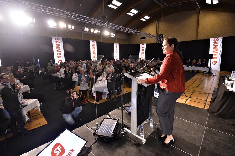 Venstrefløj. SF-formand Pia Olsen Dyhr holder tale ved partiets landsmøde i Vejle, Partiet taber medlemmer, mens Alternativet går frem. 