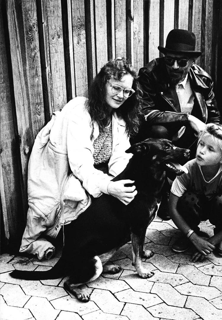 Familieliv. Dan, Chili og Lotus Turèll sammen med internathunden Valetta. Arkivfoto: Jacob Maarbjerg/polfoto 