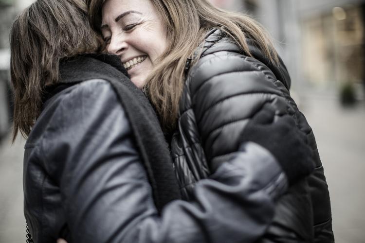 Omfavnelse. Et kram mellem venner er hurtigt overstået, men kroppen og hjernen glemmer det ikke, siger hjerneforsker Troels W. Kjær. 