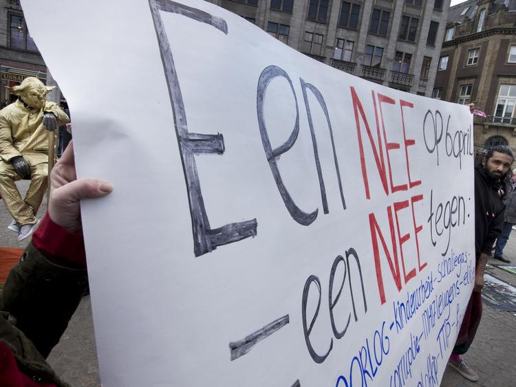Nee! Kampagnen for et hollandsk nej til EU's aftale med Ukraine lykkedes 6. april. Nu arbejder Hollands EU-skeptikere for en ny afstemning, denne gang om Europas ambitiøse frihandelsaftale med USA. 