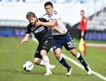 Halsgreb. Djhamaldin Khodzhaiazov fra AGF har godt fat i Kasper Fisker, der scorede det første Randers-mål. 