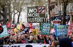 Protest. Demonstranterne kræver, at Storbritanniens konservative regering bruger flere penge på sundhed, boliger, uddannelse og lønninger i den offentlige sektor. 
