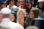 Budskab. Pave Frans besøgte i går Lesbos. »Jeg vil gøre det klart for jer, at I ikke er alene. Mist ikke håbet«, sagde han til flygtningene og tog 3 familier, i alt 12 personer, med hjem til Vatikanet. 