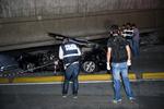 Totalskadet. En bil er knust under en kollapset motorvejsbro, efter at Ecuador blev ramt af et kraftigt jordskælv. 