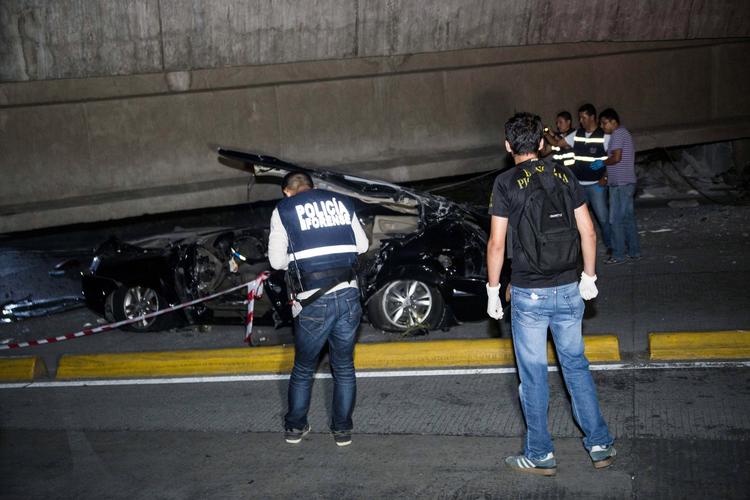 Totalskadet. En bil er knust under en kollapset motorvejsbro, efter at Ecuador blev ramt af et kraftigt jordskælv. 