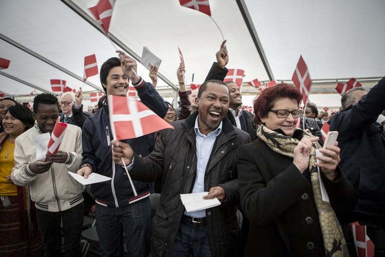 Glæde. Omkring 2.200 nye danske statsborgere tog søndag imod invitationen fra Folketinget om at deltage i den årlige statsborgerskabsdag. 