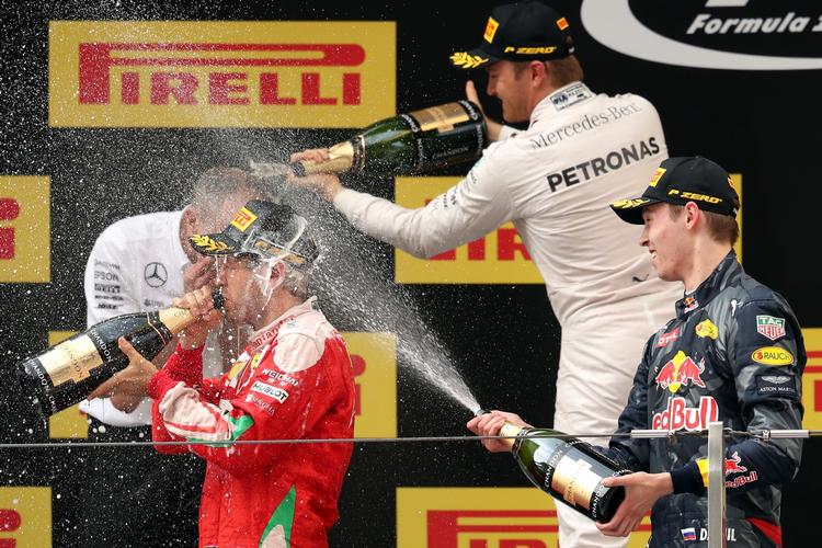 Fræk. Daniil Kvyat (th) fik hårde ord med på vejen af Sebastian Vettel (tv). 