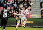 Duel. Kasper Pedersen fra AaB i nærkamp med Mikkel Hedegaard fra SønderjyskE. 