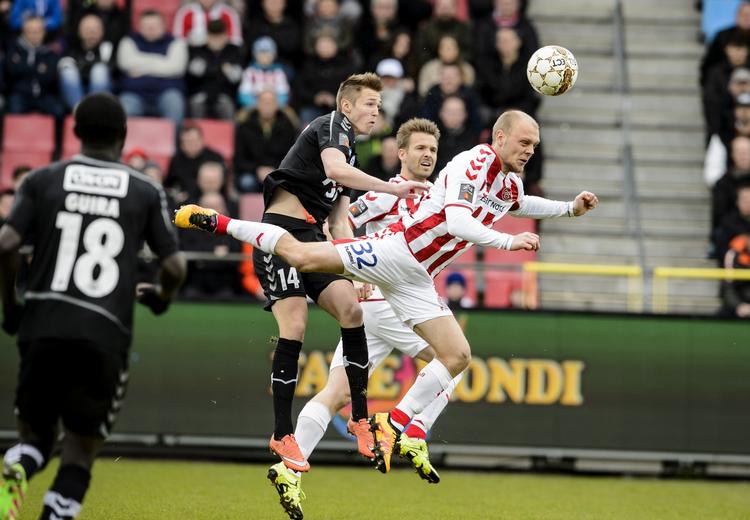 Duel. Kasper Pedersen fra AaB i nærkamp med Mikkel Hedegaard fra SønderjyskE. 