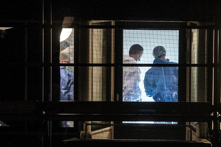 Politiets teknikere arbejder her på gerningsstedet efter trippeldrabet. 