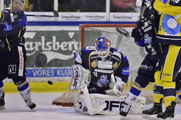 puck. Hernings målmand Simon Nielsen i aktion. Han måtte give fortabt to gange mod Esbjerg. 