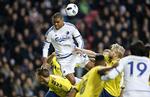 topkamp. FCK's Mathias 'Zanka' Jørgensen kommer højest i en hovedstødsduel. 