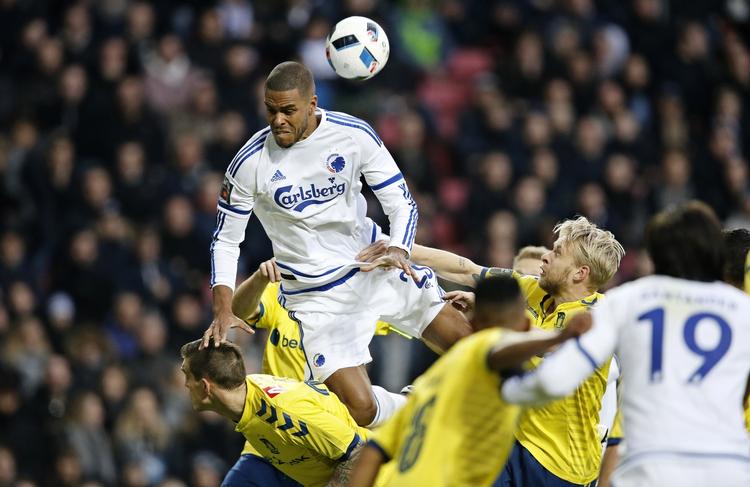 topkamp. FCK's Mathias 'Zanka' Jørgensen kommer højest i en hovedstødsduel. 