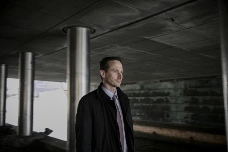 Dilemmaer. Kristian Jensen har været udenrigsminister i 10 måneder. Tirsdag er han med til at udvide Danmarks krigsdeltagelse med Islamisk Stat til Syrien. Arbejdet i udenrigstjenesten er ikke uden dilemmaer og udfordringer, erkender han. 