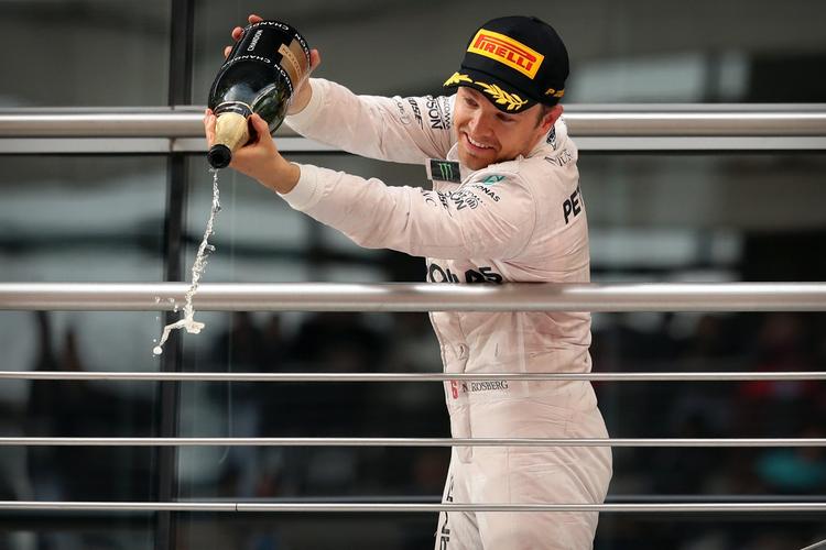 Jubel. Nico Rosberg delte rundhåndet ud af champagnen efter sæsonens tredje sejr. 