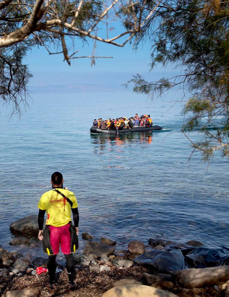 Kulturchok. Både for flygtningene, der ankommer til Lesbos i faldefærdige både, og for hjælperne, der står parat til at hjælpe dem i land, er mødet et kulturchok, mener Navid Kermani. 