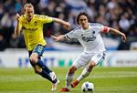 Kontrol. Thomas Kahlenberg (i gult) var flittig og gjorde meget for at styre Brøndbys opspil i Parken. Men FCK’erne var hurtigt over ham. Her er det Thomas Delaney, der erobrer og dækker bolden i en nærkamp midt på banen. 