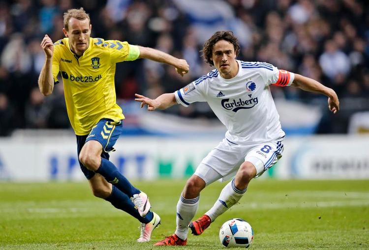Kontrol. Thomas Kahlenberg (i gult) var flittig og gjorde meget for at styre Brøndbys opspil i Parken. Men FCK’erne var hurtigt over ham. Her er det Thomas Delaney, der erobrer og dækker bolden i en nærkamp midt på banen. 