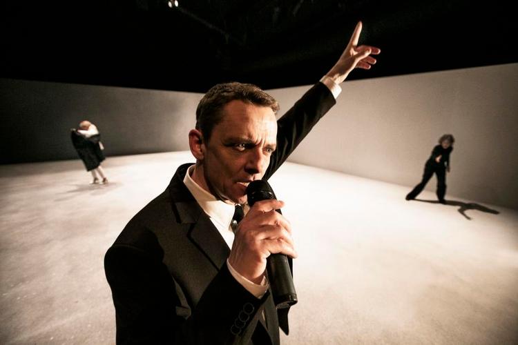 Strømførende. Olaf Johannessen og det øvrige suveræne skuespillerhold får sat strøm til depressionshelvedet, så det syder og synger. 