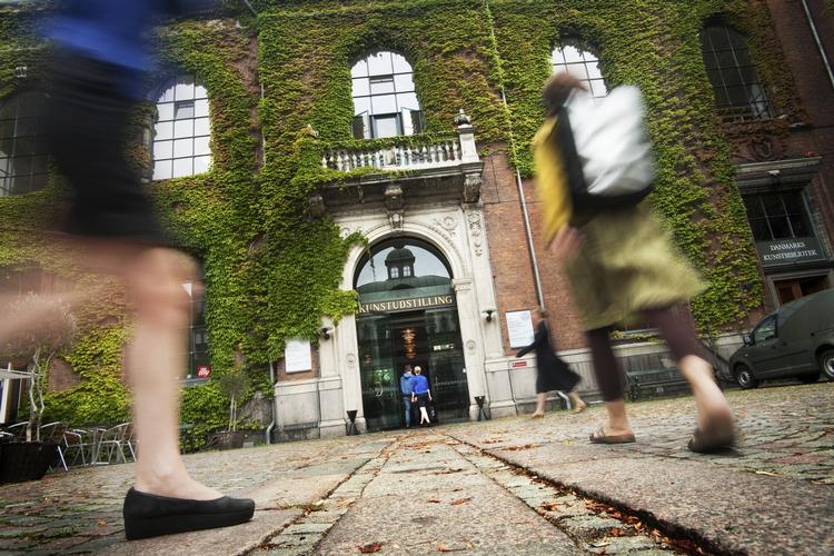 Danmarks Kunstbibibliotek på Charlottenborg  bliver slået sammen med Det Kongelige Bibliotek. 