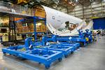 Udsyn. I en Boeing 787-9 Dreamliner er der plads til maksimalt 350 passagerer. Vinduerne er designet, så en person på 1.90 meter kan sidde og kigge ud af vinduet og samtidig se horisontlinjen. Det er altså slut med at bukke sig forover, og få hold i nakken, når man skal kigge ud.  Blåt LED-lys øverst i kabinen imiterer dagslyset, hvorfor man ikke føler, at man er lukket inde i et aflangt klaustrofobisk rør . 