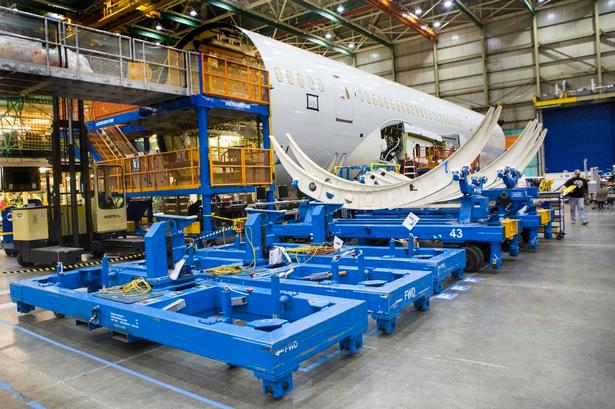 Udsyn. I en Boeing 787-9 Dreamliner er der plads til maksimalt 350 passagerer. Vinduerne er designet, så en person på 1.90 meter kan sidde og kigge ud af vinduet og samtidig se horisontlinjen. Det er altså slut med at bukke sig forover, og få hold i nakken, når man skal kigge ud.  Blåt LED-lys øverst i kabinen imiterer dagslyset, hvorfor man ikke føler, at man er lukket inde i et aflangt klaustrofobisk rør . 