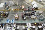 Koreografi. Fem dage om ugen er der fuld bemanding på Everett-fabrikken, som producerer Boeing 787-8 og 787-9 Dreamliner. I alt arbejder der 40.000 ansatte på fabrikken, hvor der også findes 11 kantiner, som serverer 22.000 måltider om dagen. Her er også otte kaffebarer – og en konstant larm overalt. 