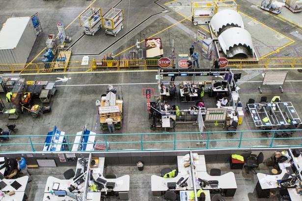 Koreografi. Fem dage om ugen er der fuld bemanding på Everett-fabrikken, som producerer Boeing 787-8 og 787-9 Dreamliner. I alt arbejder der 40.000 ansatte på fabrikken, hvor der også findes 11 kantiner, som serverer 22.000 måltider om dagen. Her er også otte kaffebarer – og en konstant larm overalt. 