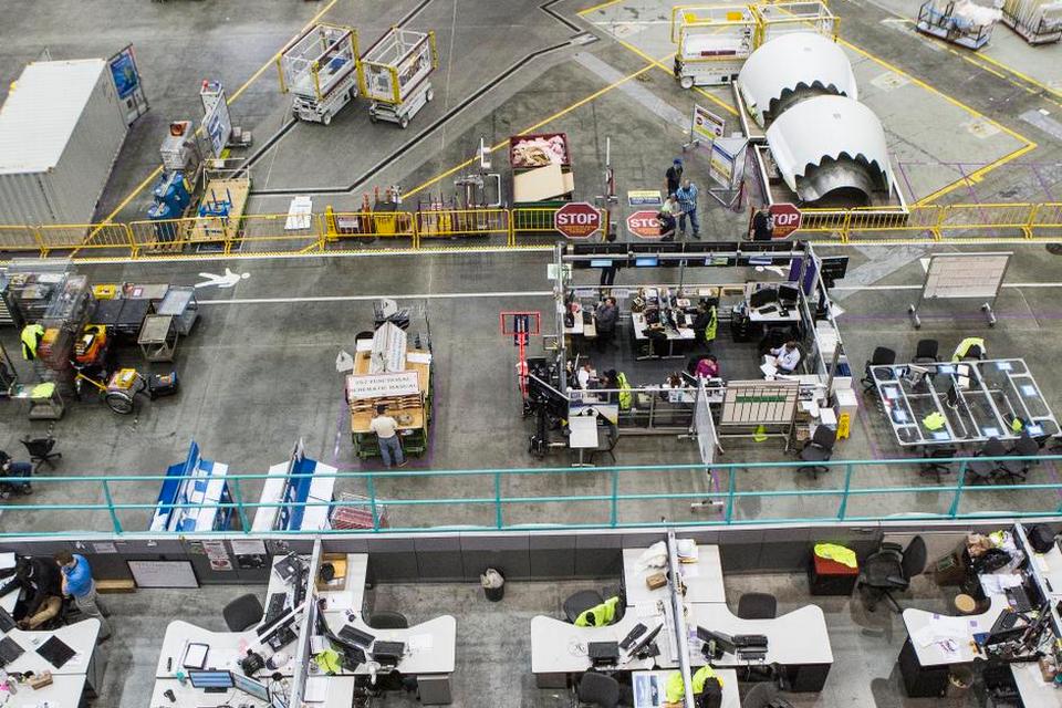 Koreografi. Fem dage om ugen er der fuld bemanding på Everett-fabrikken, som producerer Boeing 787-8 og 787-9 Dreamliner. I alt arbejder der 40.000 ansatte på fabrikken, hvor der også findes 11 kantiner, som serverer 22.000 måltider om dagen. Her er også otte kaffebarer – og en konstant larm overalt. 