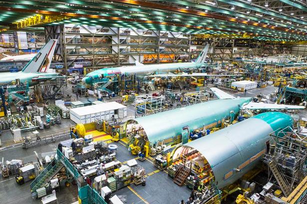 Gigantisk. Boeings Everett-fabrik, hvor man bygger 787 Dreamliner-flyene, er verdens største bygning med et areal på 399.480 m2. Bygningen er over én kilometer lang, og der er så god plads, at hele Vatikanstaten, Buckingham Palace eller Versailles kunne klemmes ind i den enorme hal. 
