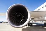 RR. Motoren på Norwegians 787-9 Dreamliner er produceret af Rolls-Royce og hedder Trent 1000. Den har en motorkraft, som svarer til 1500 personbiler. 