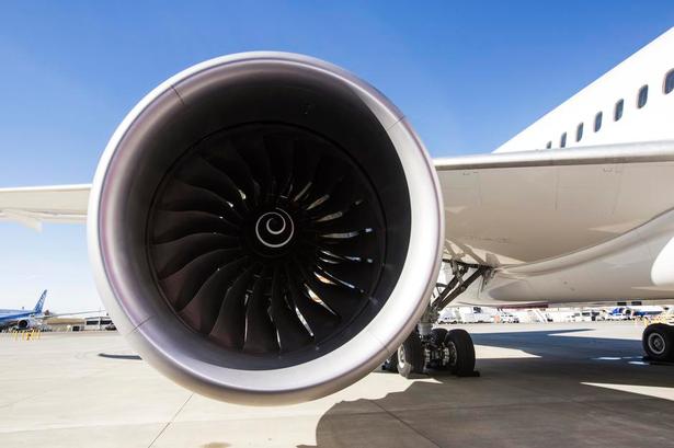 RR. Motoren på Norwegians 787-9 Dreamliner er produceret af Rolls-Royce og hedder Trent 1000. Den har en motorkraft, som svarer til 1500 personbiler. 
