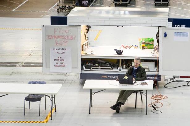 Tænkeboks. På Boeings Renton-fabrik har man et mobilt innovationscenter. Her kan de ansatte dele deres lyse ideer med ledelsen, så snart guldkornene melder sig. 