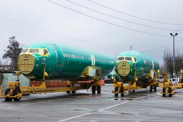 Nye. På Renton-fabrikken tager det ni dage at samle et Boeing 737. Den grønne folie beskytter lakeringen. En lakering koster én million kroner, og der skal flere hundrede liter maling til.  Skrogene til 737 laves i Wichita, Kansas og transporteres derefter på tog 3.200 km til Seattle. 