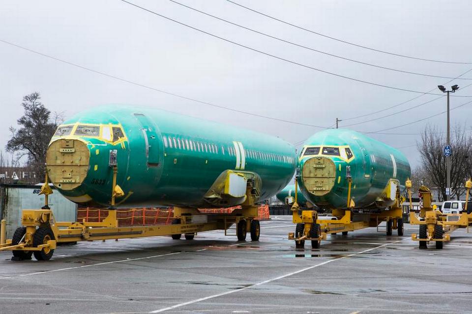 Nye. På Renton-fabrikken tager det ni dage at samle et Boeing 737. Den grønne folie beskytter lakeringen. En lakering koster én million kroner, og der skal flere hundrede liter maling til.  Skrogene til 737 laves i Wichita, Kansas og transporteres derefter på tog 3.200 km til Seattle. 