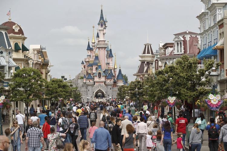 Prisen for et ophold i Disneyland, Paris, var dyrere på tysksproget hjemmeside end på forlystelsesparkens egen fransk hjemmeside. Det må parken ikke ifølge EU. 