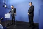 farvel. Mehmet Kaplan (tv.) fortæller om sin afskedsbegæring, mens statsminister Stefan Löfven lytter på. 