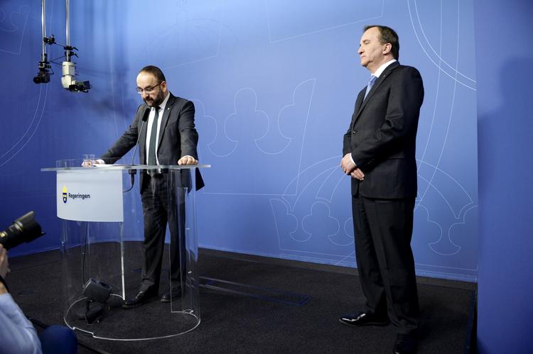 farvel. Mehmet Kaplan (tv.) fortæller om sin afskedsbegæring, mens statsminister Stefan Löfven lytter på. 