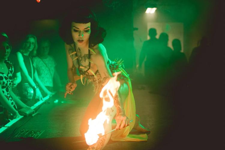 iLD. Fra en tidligere omgang Burlesque Hypnotique på Husets Teater. 