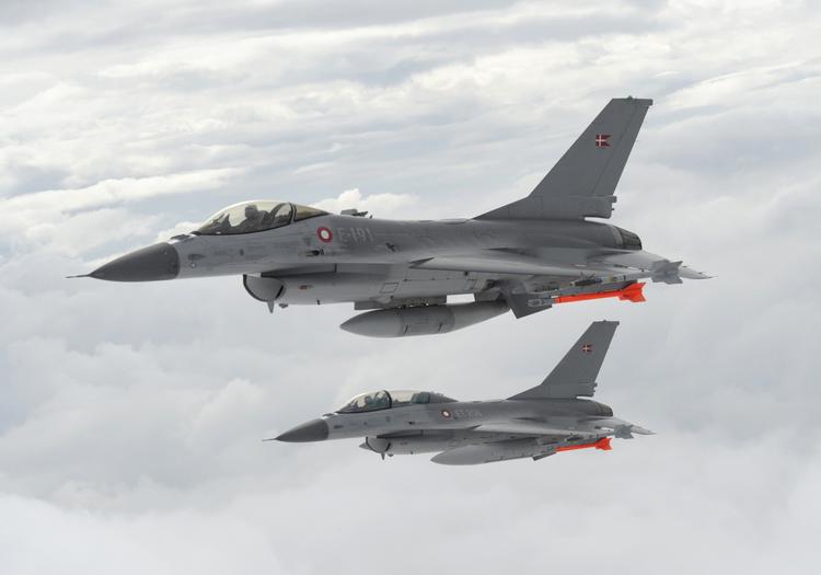 Indsats. I dag skal Folketinget beslutte, om blandt andet syv danske F-16-fly skal på vingerne over Syrien. 