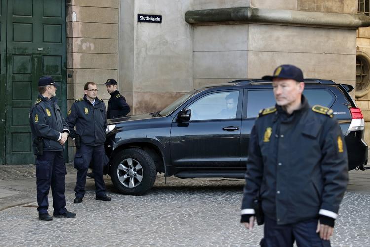 Terror. Selvom politiet har lagt maskinpistolerne er opbuddet stadig stort foran Københavns Byret under retssagen mod Omar El-Husseins formodede hjælpere. 