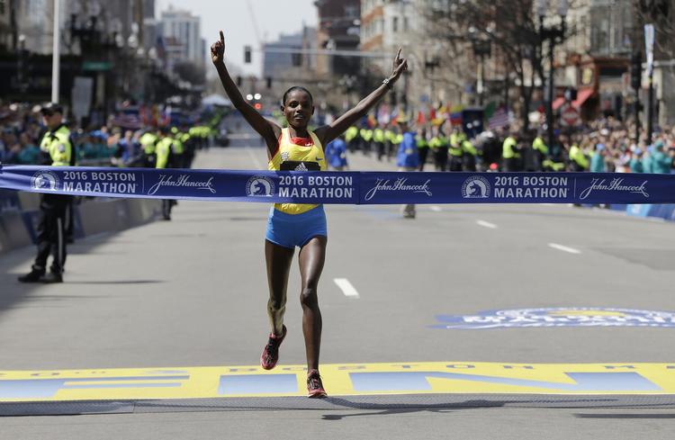SEJR. Atsede Baysa blev en suveræn vinder i kvindernes afdeling af Boston Marathon. 