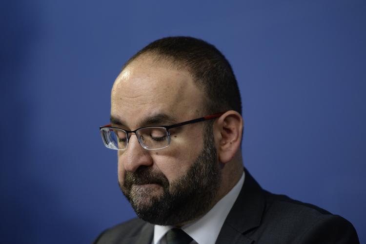 Farvel. En sammenligning af israelere og nazister og en middag, hvor lederen af den nationalistisk-tyrkiske organisation De Grå Ulve deltog, kostede den svenske boligminister, Mehmet Kaplan, jobbet. 