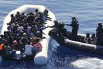 Farefuldt. Tyske flådesoldater ved en båd med over 100 migranter ud for Libyens kyst. Trafikken fra især Libyen mod Italien stiger i denne tid. 