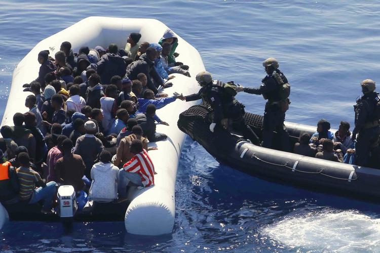 Farefuldt. Tyske flådesoldater ved en båd med over 100 migranter ud for Libyens kyst. Trafikken fra især Libyen mod Italien stiger i denne tid. 