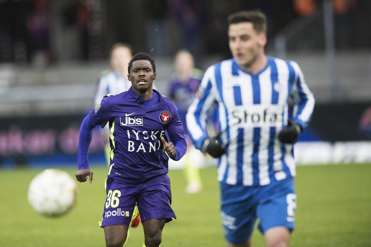 MATCHVINDER. FC Midtjyllands Rilwan Hassan (bagest) var effektiv to gange under besøget i Esbjerg, og det gav hans hold en 2-0-sejr. 
