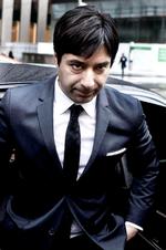 ANKLAGET. Jian Ghomeshi er født i London af iranske forældre. Kom til Canada som 7-årig og opbyggede en karriere først som musiker og siden som radiovært. Er nu kommet i unåde efter flere anklager om seksuel krænkelse af kvinder. 