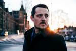 Hjemve. Sturgill Simpson har turneret verden over de sidste par år. Væk fra sin søn. Afsavn og afstand har fået Simpson til at skrive et album til junior. 